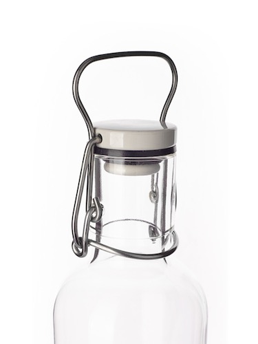 Mit dem praktischen Verschluss lässt sich die Flasche schnell öffnen und wieder sicher verschließen und mit dem handlichen Tragebügel bequem transportieren.